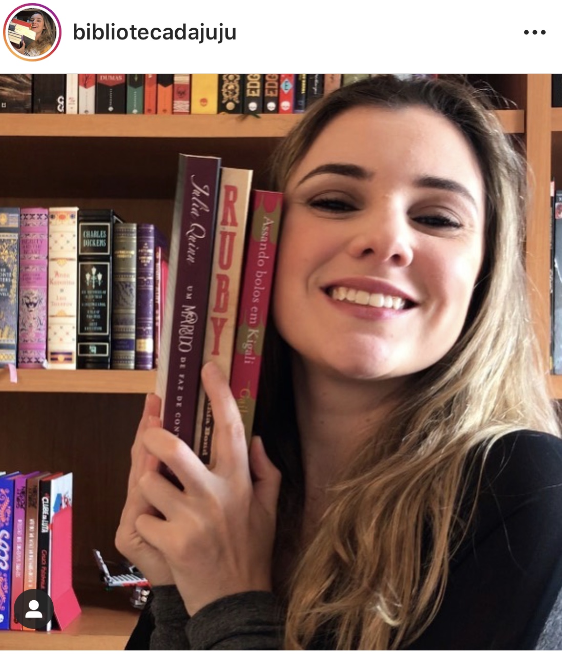 Juliana Almeida, imagem presente no instagram (@bibliotecadajuju) - direitos reservados